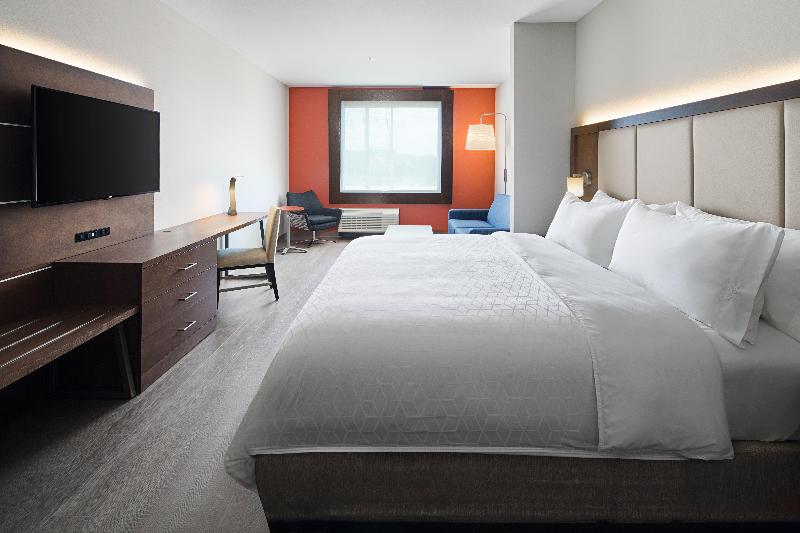 带大床的套房, Holiday Inn Express & Suites Lubbock Central   Univ Area, An Ihg