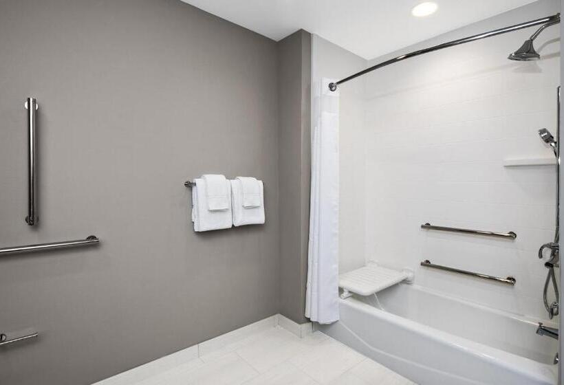 جناح لذوى الاحتياجات الخاصة, Holiday Inn Express & Suites Lubbock Central   Univ Area, An Ihg