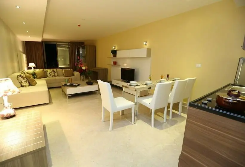 استودیوی سوپریور, Delora Hotel And Suites