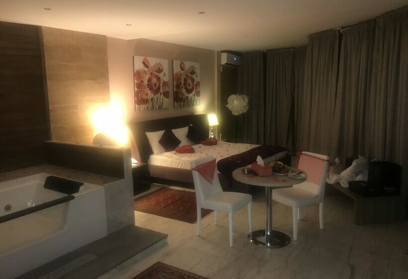 استودیوی سوپریور, Delora Hotel And Suites