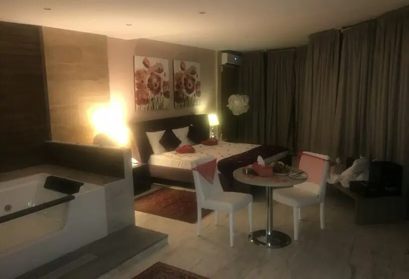 استودیوی سوپریور, Delora Hotel And Suites