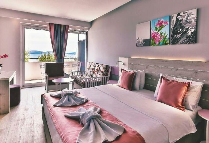 اتاق استاندارد با بالکن و چشم‌انداز دریا, Carine Hotel Park