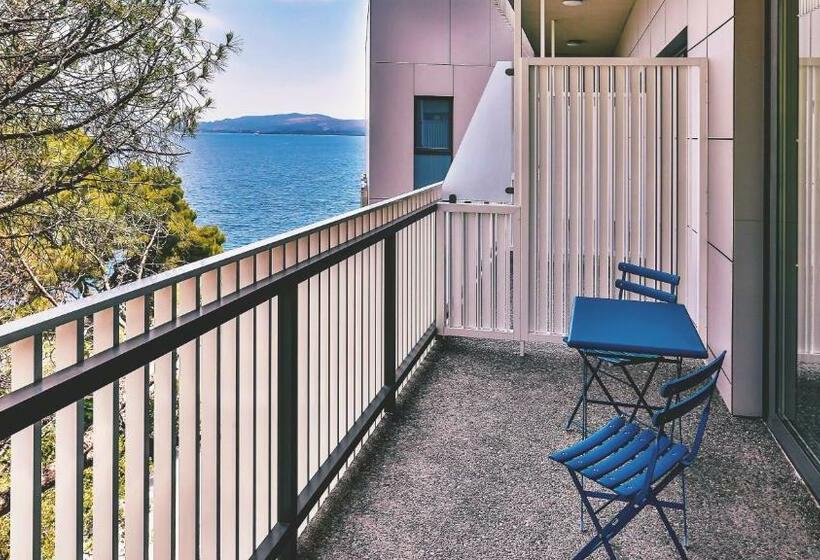 اتاق اساندارد با چشم‌انداز جانبی به دریا, Carine Hotel Park