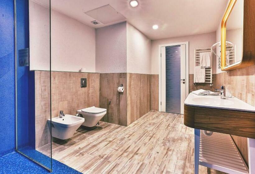 اتاق خانوادگی با چشم‌انداز جانبی دریا, Carine Hotel Park