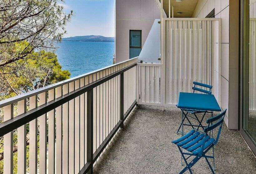 اتاق اساندارد با چشم‌انداز جانبی به دریا, Carine Hotel Park