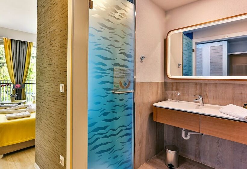 اتاق اساندارد با چشم‌انداز جانبی به دریا, Carine Hotel Park