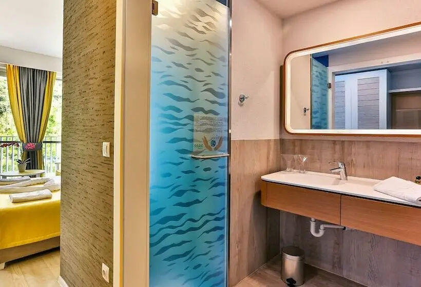 اتاق اساندارد با چشم‌انداز جانبی به دریا, Carine Hotel Park