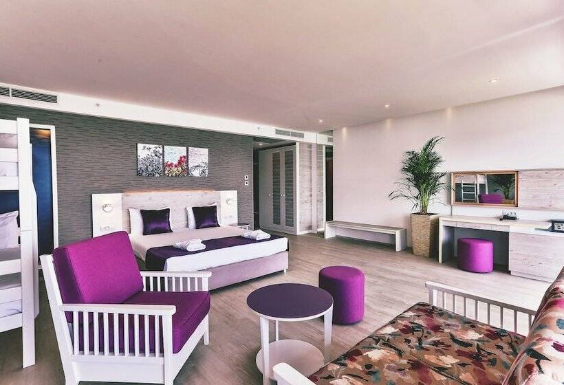 اتاق خانوادگی با چشم‌انداز جانبی دریا, Carine Hotel Park