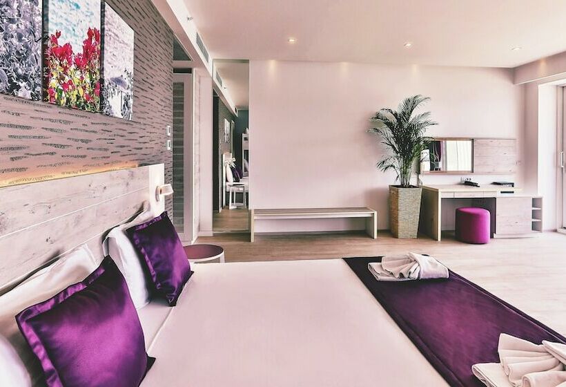 اتاق خانوادگی با چشم‌انداز جانبی دریا, Carine Hotel Park