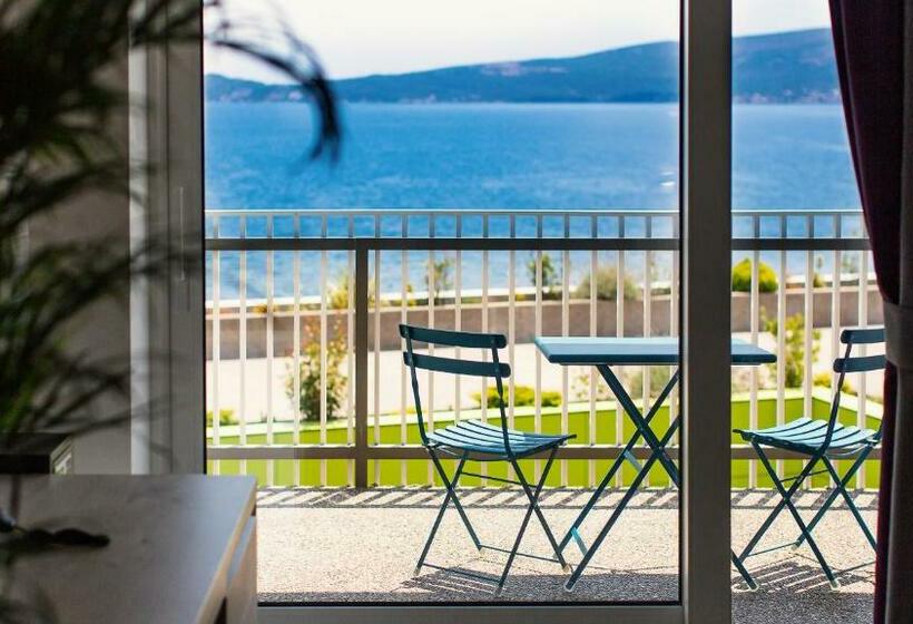 سوییت با چشم‌انداز دریا, Carine Hotel Park