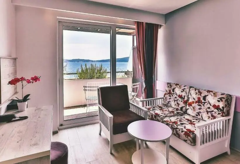 اتاق لوکس با بالکن و چشم‌انداز دریا, Carine Hotel Park
