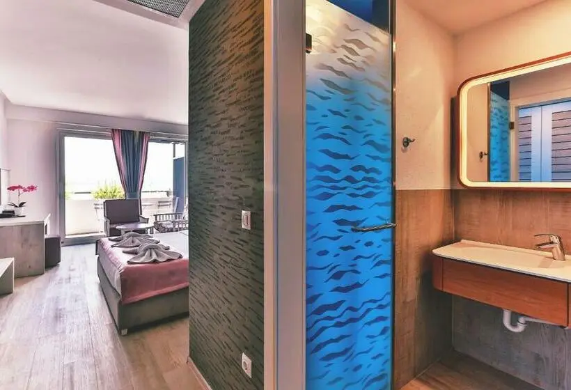 اتاق لوکس با بالکن و چشم‌انداز دریا, Carine Hotel Park