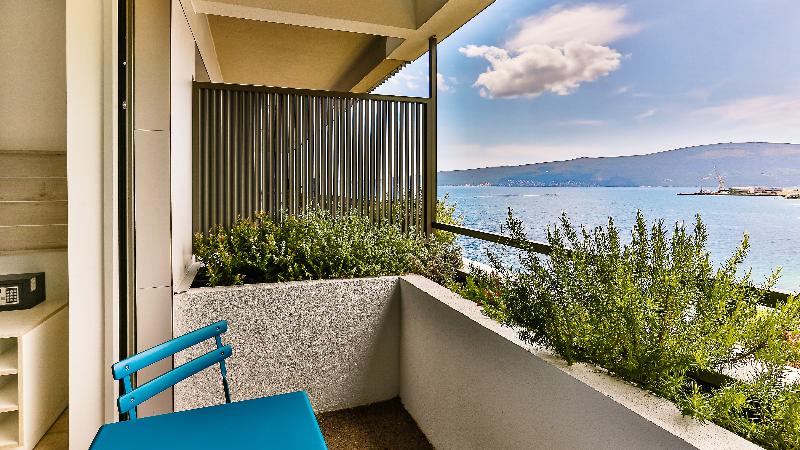 اتاق اساندارد با چشم‌انداز جانبی به دریا, Carine Hotel Park