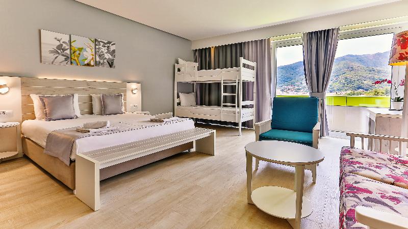 اتاق خانوادگی با چشم‌انداز جانبی دریا, Carine Hotel Park