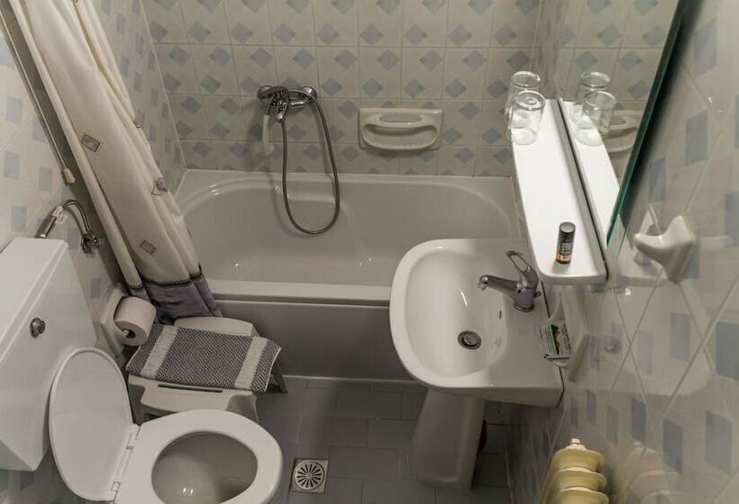 غرفة قياسية ثلاثية, Neos Omalos