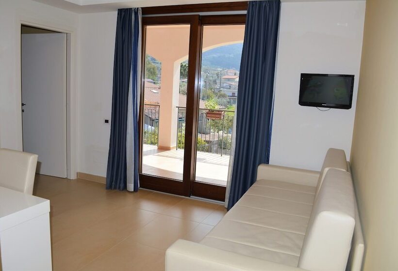 Полулюкс с Балконом, Prince Franklyn