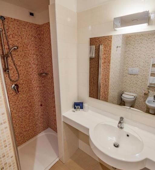 Полулюкс с Балконом, Prince Franklyn