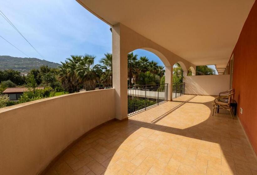 Полулюкс с Балконом, Prince Franklyn