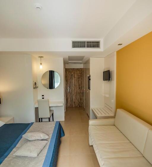 Classic room with balcony, Prince Franklyn