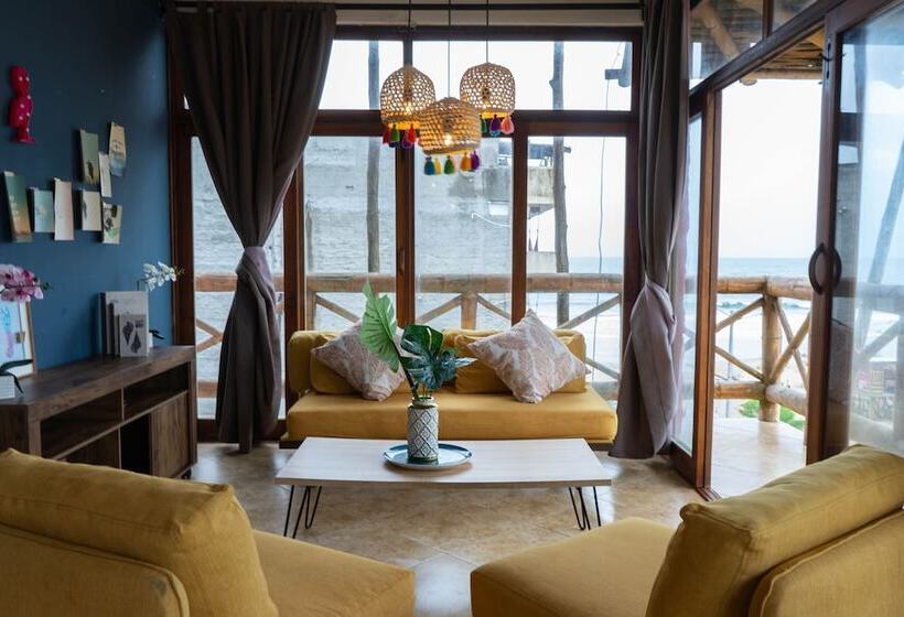 سوییت, Socialtel Montañita   Formerly Selina Montañita