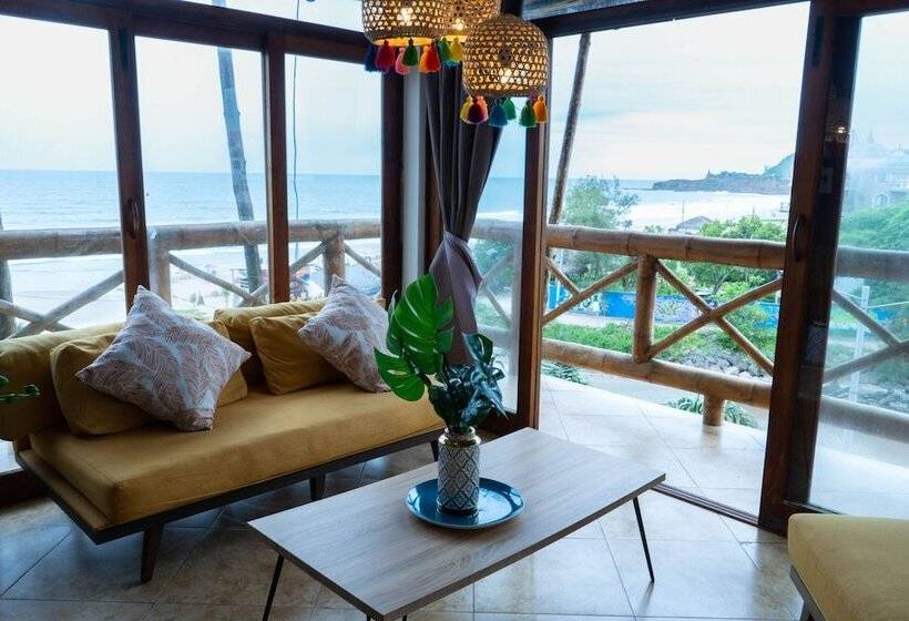 سوییت, Socialtel Montañita   Formerly Selina Montañita