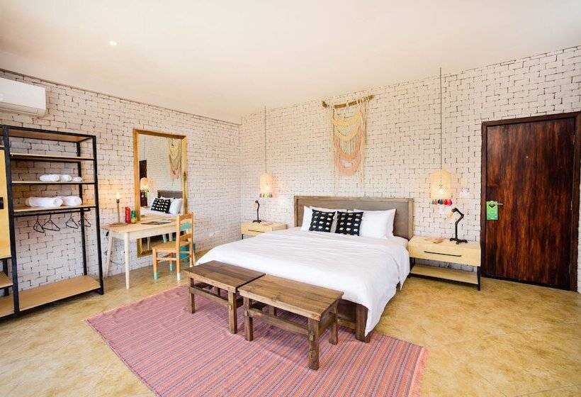 سوییت, Socialtel Montañita   Formerly Selina Montañita