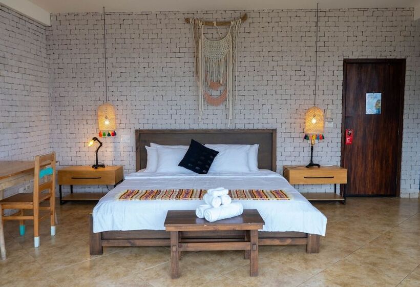 سوییت, Socialtel Montañita   Formerly Selina Montañita