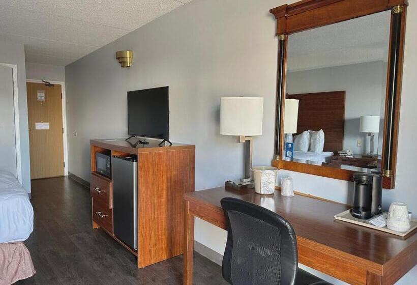 מיטת קינג בסוויטה, Travelodge By Wyndham Welland