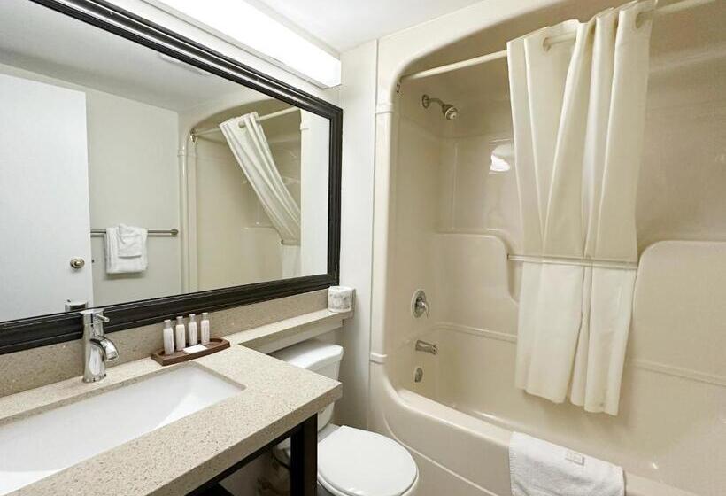 מיטת קינג בסוויטה, Travelodge By Wyndham Welland