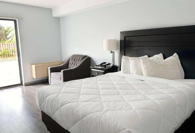 מיטת קינג בסוויטה, Travelodge By Wyndham Welland