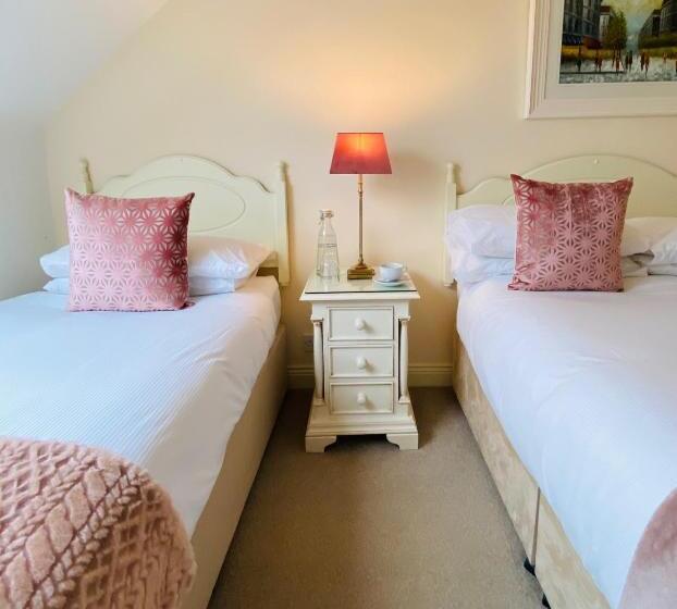 חדר סטנדרט לשלושה, The Lighthouse