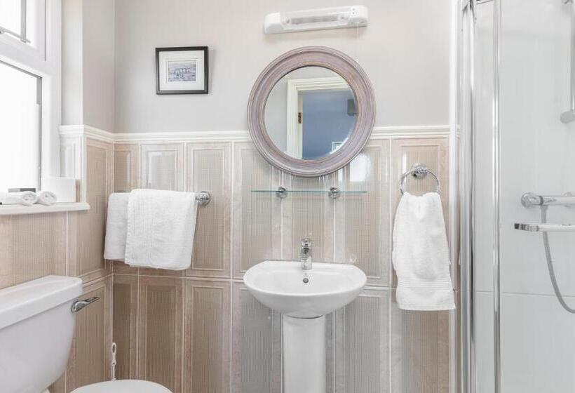 חדר סטנדרט לארבעה, The Lighthouse