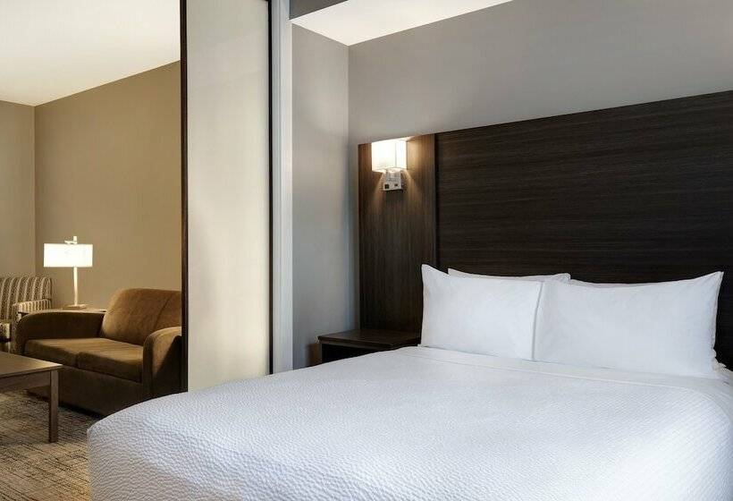 جناح جونيور, Days Inn & Suites By Wyndham Warman