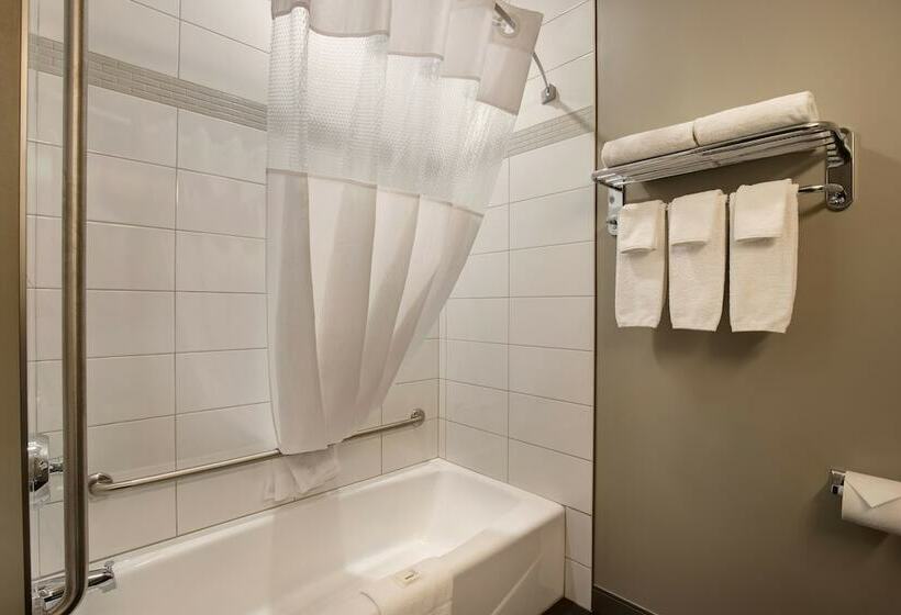 جناح جونيور, Days Inn & Suites By Wyndham Warman