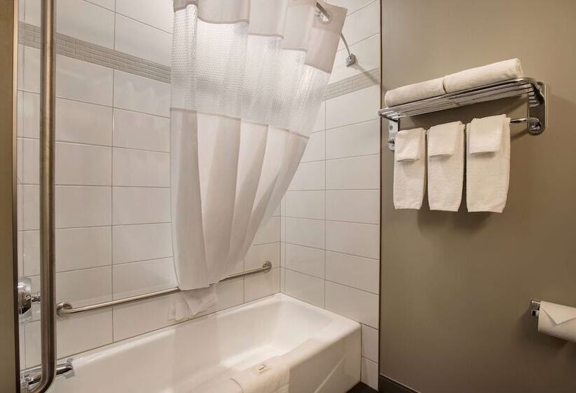 جناح جونيور, Days Inn & Suites By Wyndham Warman