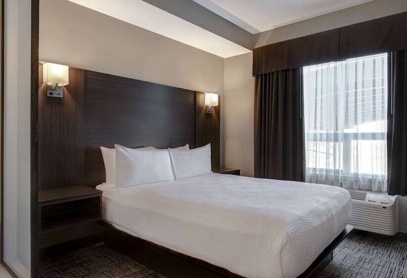 جناح جونيور, Days Inn & Suites By Wyndham Warman