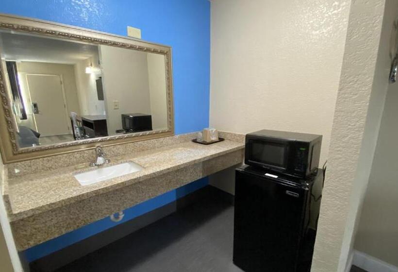 Четырехместный Номер Стандарт, Express Inn Newport News