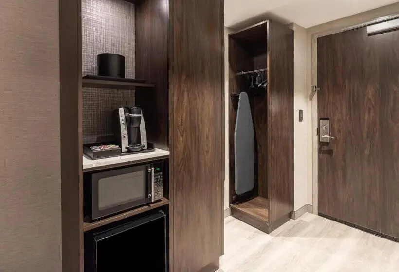 キングサイズベッドのスタンダードルーム, Holiday Inn Boston Logan Airport Chelsea, An Ihg