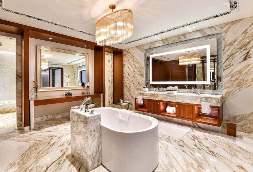 سوئیت رویال, Royal Saray Resort