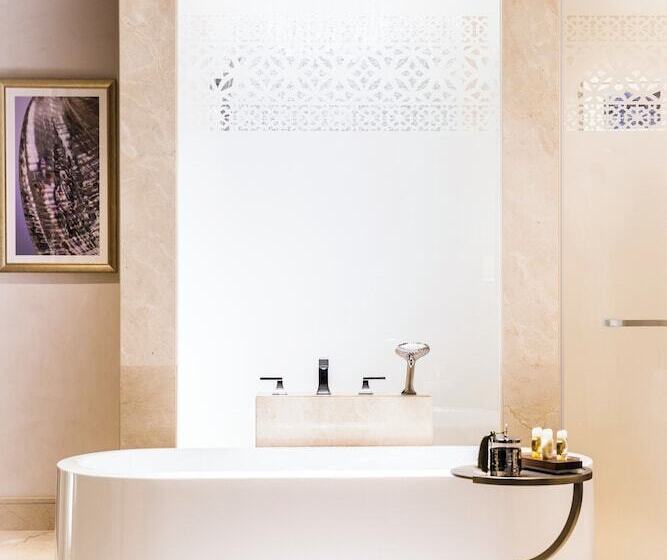 اتاق لوکس با تخت بزرگ, Royal Saray Resort