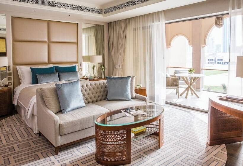 اتاق لوکس با تخت بزرگ, Royal Saray Resort