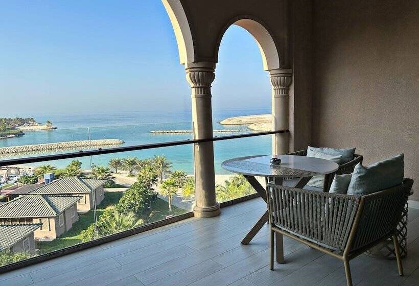 اتاق لوکس با تخت بزرگ, Royal Saray Resort