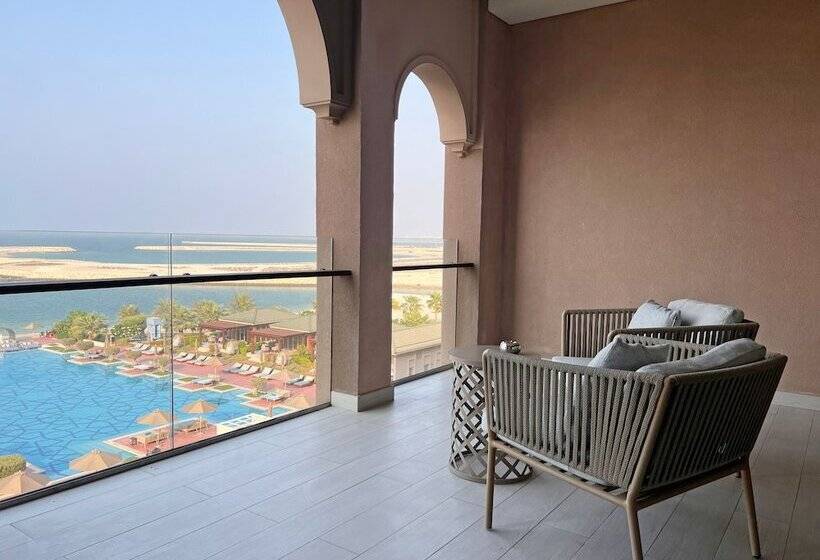 اتاق لوکس با تخت بزرگ, Royal Saray Resort