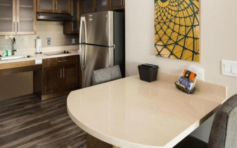 适合残疾人使用的标准间, Staybridge Suites Houston East   Baytown, An Ihg