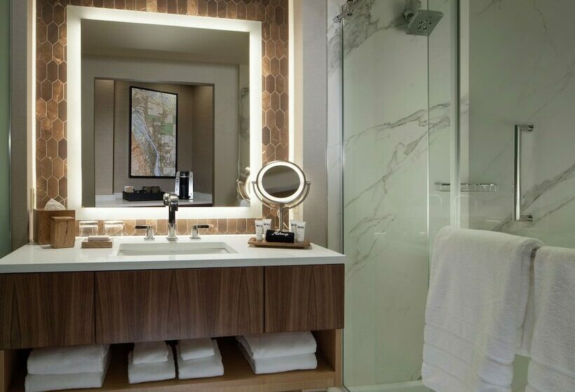 Quarto Estandar Cama Casal, The Porter Portland, Curio Collection By Hilton