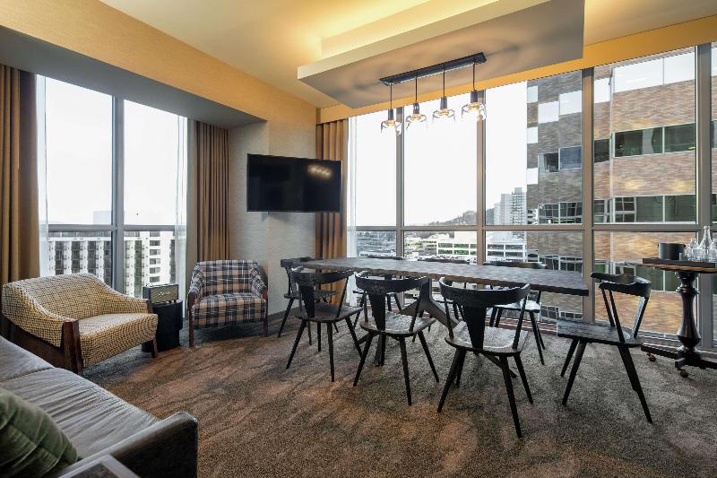 سوییت لوکس, The Porter Portland, Curio Collection By Hilton