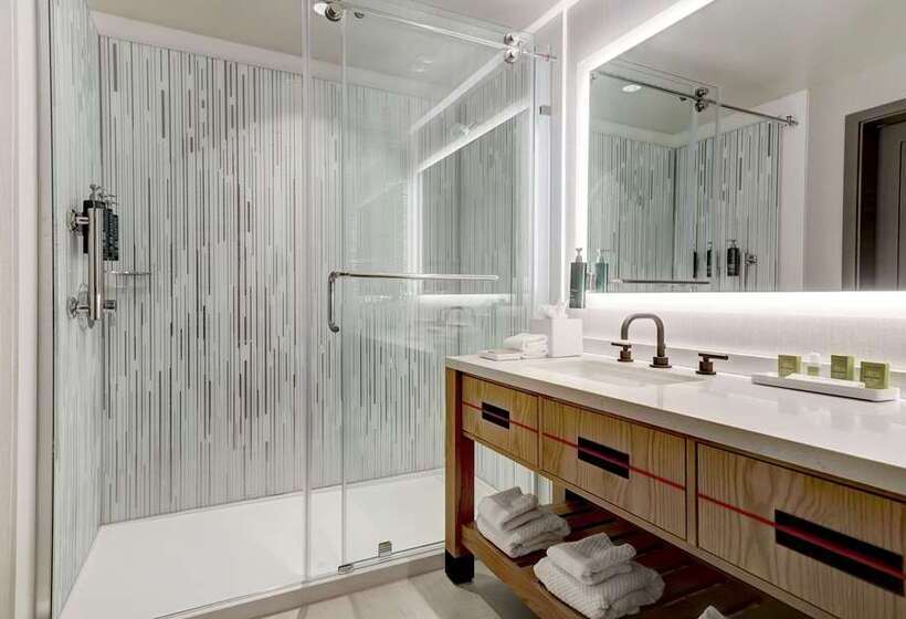 اتاق استاندارد با تخت بزرگ, The Porter Portland, Curio Collection By Hilton