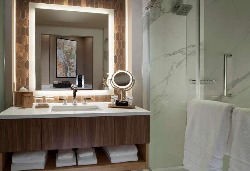 اتاق استاندارد با تخت بزرگ, The Porter Portland, Curio Collection By Hilton