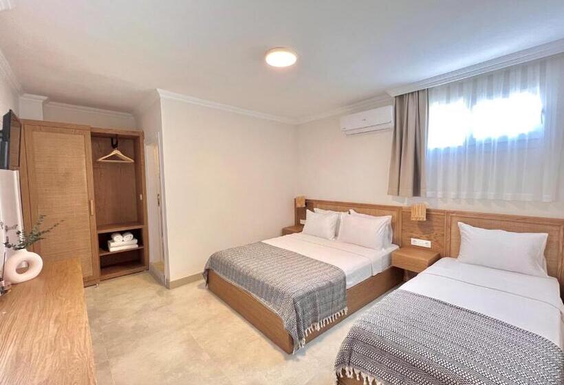 חדר סטנדרט לשלושה עם טרסה, Lavinya Otel