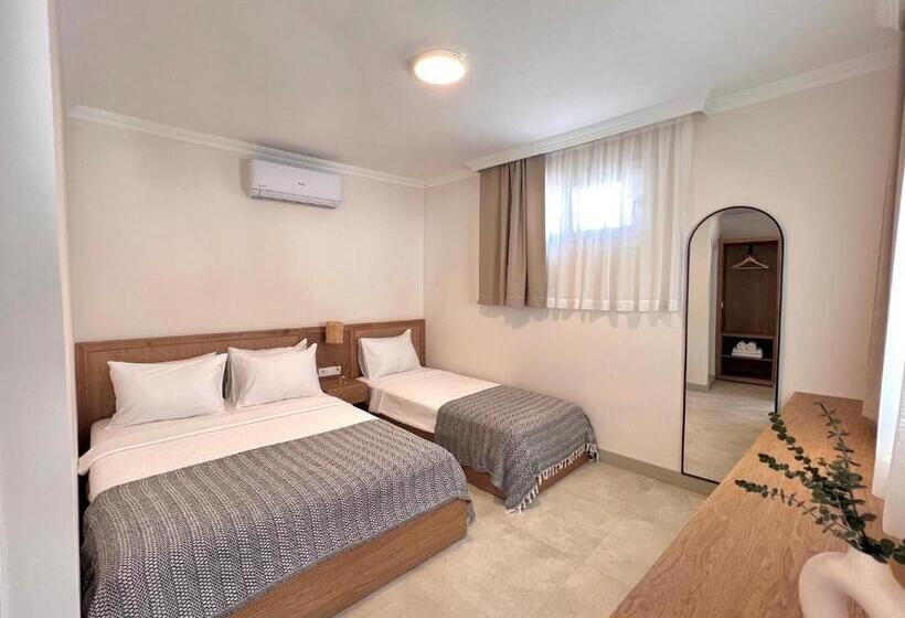 חדר סטנדרט לשלושה עם טרסה, Lavinya Otel